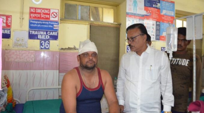 নিয়ম মেনে বাড়ি নির্মান করতে বলায় ইঁট দিয়ে পুরকর্মীর মাথা ফাটিয়ে দেওয়ার অভিযোগ কাটোয়ায়