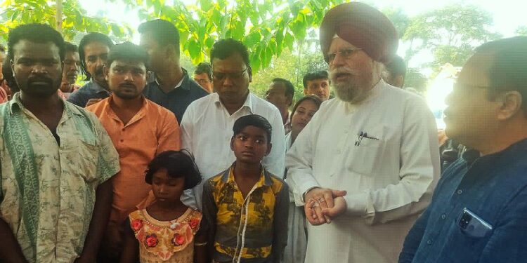 তামিলনাড়ুতে খেতমজুরের কাজে গিয়ে সাপের কামড়ে মৃত মহিলার দেহ ফেরানোর ব্যবস্থা করলেন বর্ধমানের বিজেপি সাংসদ, রাজ্যে কর্মের ক্ষেত্র সংকুচিত হয়ে যাওয়ায় দুষলেন রাজ্যকে