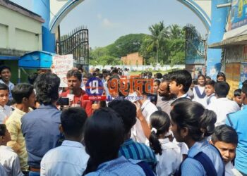 চাকরির প্রতিশ্রুতি দিয়ে সহবাসের প্রস্তাব : চেয়ারম্যানের পদ হারানোর পর এবার শিশির মণ্ডলকে শিক্ষকের পদ থেকে অপসারণের দাবি উঠল