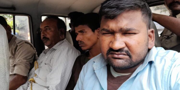 বিহারের নাম্বার প্লেট লাগানো ট্রাকে গরু পাচার, গ্রেফতার ৩, আটক ৩ ট্রাক, উদ্ধার ৭৮ টি গরু