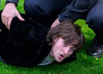 ব্রিটেনের রাজা চার্লস ও রাণী কনসর্ট ক্যামিলার দিকে ডিম ছুড়ে আটক যুবক