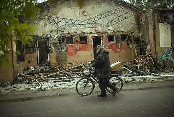 চলে যাওয়ার আগে ইউক্রেনের অবকাঠামো ধ্বংস করেছে রুশ বাহিনী : জেলেনস্কি