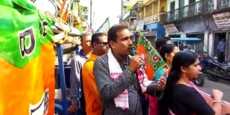 “প্রধানমন্ত্রীকে কলঙ্কিত করার প্রয়াস হলে মেরে হাত ভেঙে গুঁড়িয়ে দেবো”- ডাকঘর কর্মীদের হুকমি জেলা বিজেপি সভাপতির