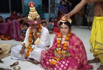 প্রেমের টানে ইসলাম ধর্ম ত্যাগ করে হিন্দু যুবককে বিয়ে করলেন এক সন্তানের মা