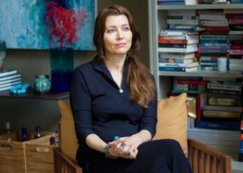 মেয়েদের জনসমক্ষের আড়ালে রাখতে চায় নারী বিদ্বেষী তালিবানরা : তুর্কি লেখিকা এলিফ শাফাক