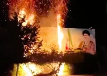 ইরানের সর্বোচ্চ ধর্মগুরু আয়াতুল্লাহ খোমেনির পৈতৃক বাড়িতে আগুন ধরালো বিক্ষোভকারীরা