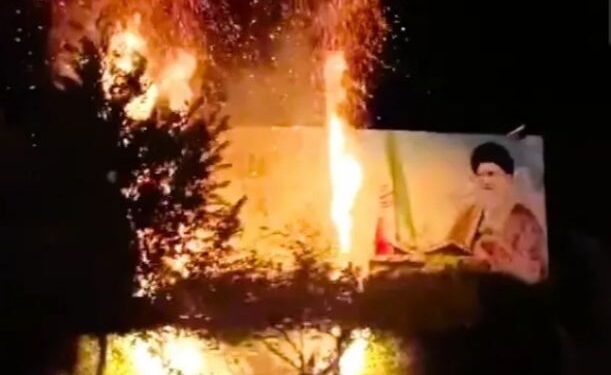 ইরানের সর্বোচ্চ ধর্মগুরু আয়াতুল্লাহ খোমেনির পৈতৃক বাড়িতে আগুন ধরালো বিক্ষোভকারীরা