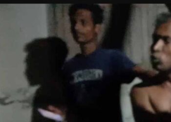 গভীর রাতে চুপিসারে ঘরে ঢুকে হিন্দু বধুকে ধর্ষণের চেষ্টা, স্বেচ্ছাসেবক লীগ নেতা মিজানুর রহমানকে নগ্ন অবস্থায় গাছে বেঁধে রাখলো ক্ষিপ্ত জনতা