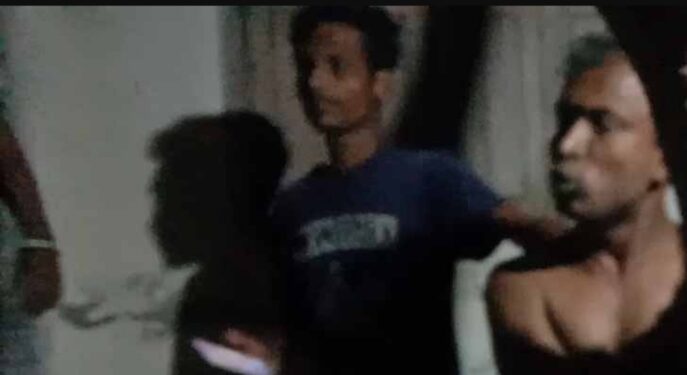 গভীর রাতে চুপিসারে ঘরে ঢুকে হিন্দু বধুকে ধর্ষণের চেষ্টা, স্বেচ্ছাসেবক লীগ নেতা মিজানুর রহমানকে নগ্ন অবস্থায় গাছে বেঁধে রাখলো ক্ষিপ্ত জনতা