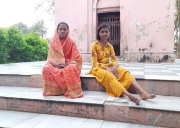 দেবীর নির্দেশ ! বিকলাঙ্গ মেয়েকে সুস্থ করতে দু’মাস ধরে  দু’মাস ধরে মন্দিরে হত্যে দিয়ে পড়ে আছে মা