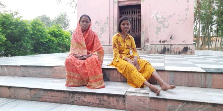 দেবীর নির্দেশ ! বিকলাঙ্গ মেয়েকে সুস্থ করতে দু’মাস ধরে দু’মাস ধরে মন্দিরে হত্যে দিয়ে পড়ে আছে মা