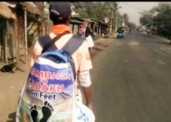 নারী সুরক্ষা ও শিশুশ্রম বন্ধে সচেতনতা জাগাতে পায়ে হেঁটে লাদাখ যাচ্ছেন আরামবাগের রেস্তোরাঁর শ্রমিক