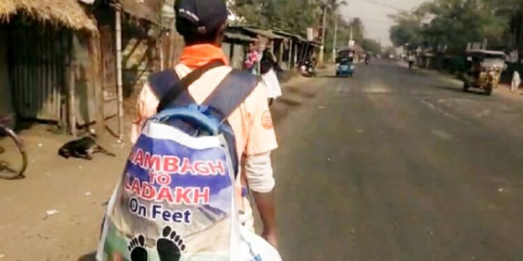 নারী সুরক্ষা ও শিশুশ্রম বন্ধে সচেতনতা জাগাতে পায়ে হেঁটে লাদাখ যাচ্ছেন আরামবাগের রেস্তোরাঁর শ্রমিক