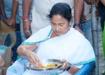 উত্তর চব্বিশ পরগনার খাঁপুকুরে এক গ্রামবাসীর বাড়িতে ট্যাংরা মাছের ঝাল আর আলু ওলের তরকারি দিয়ে ভাত খেলেন মুখ্যমন্ত্রী