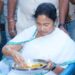 উত্তর চব্বিশ পরগনার খাঁপুকুরে এক গ্রামবাসীর বাড়িতে ট্যাংরা মাছের ঝাল আর আলু ওলের তরকারি দিয়ে ভাত খেলেন মুখ্যমন্ত্রী