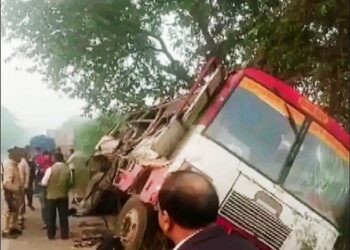 উত্তরপ্রদেশে যাত্রীবাহী বাস-ট্রাক মুখোমুখি সংঘর্ষে নিহত ৬, আহত অন্তত ১৫