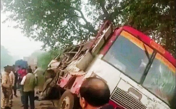 উত্তরপ্রদেশে যাত্রীবাহী বাস-ট্রাক মুখোমুখি সংঘর্ষে নিহত ৬, আহত অন্তত ১৫