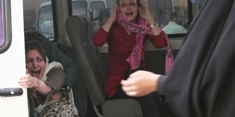 আন্দোলনের চাপে নীতিপুলিশের কার্যক্রম বন্ধ করছে ইরান