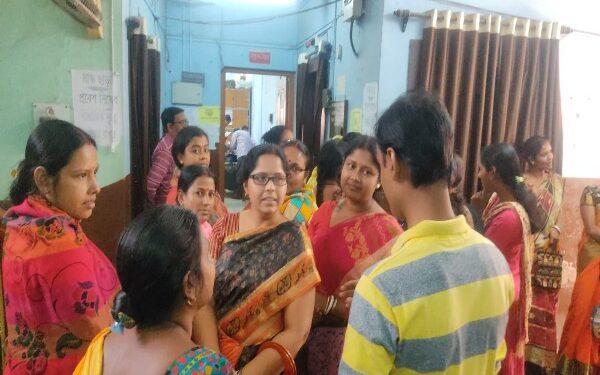 হস্তশিল্পের কাজের প্রতিশ্রুতি দিয়ে আর্থিক দিয়ে প্রতারণা, প্রশাসনের দ্বারস্থ ভাতারের মহিলারা