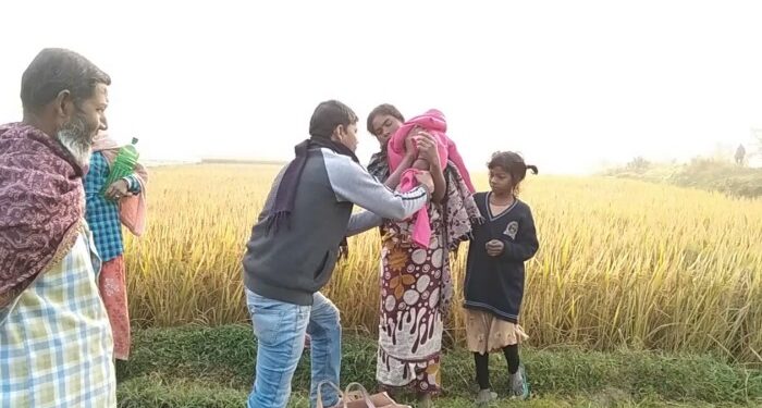 ভাতারের সমাজসেবী যুবকের মানবিক উদ্যোগ, ঝাড়খন্ডের শ্রমজীবি পরিবারের শিশু-মহিলাদের বিলি করলেন শীতবস্ত্র