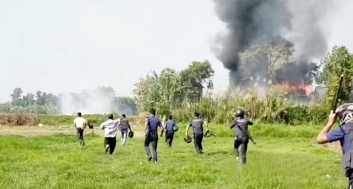 তুচ্ছ ঘটনাকে কেন্দ্র করে সংঘর্ষে জড়ালো বাংলাদেশের দুই গ্রামের বাসিন্দা, নিহত ১, আহত ২০