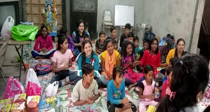 দুঃস্থ শিশুদের অবলম্বন হয়ে উঠেছে   ‘দাদা’ ভক্ত দমদমের পথিকৃৎ সাহার পাঠশালা