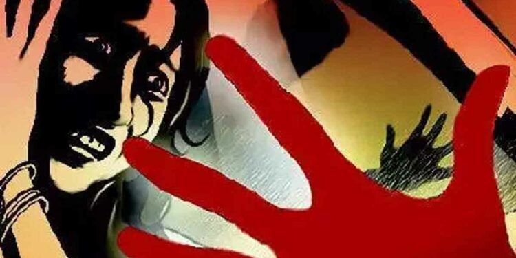 সেলাইয়ের কাজ করে দেওয়ার অছিলায় ডেকে নিয়ে গিয়ে প্রতিবেশী হিন্দু গৃহবধূকে গনধর্ষণ