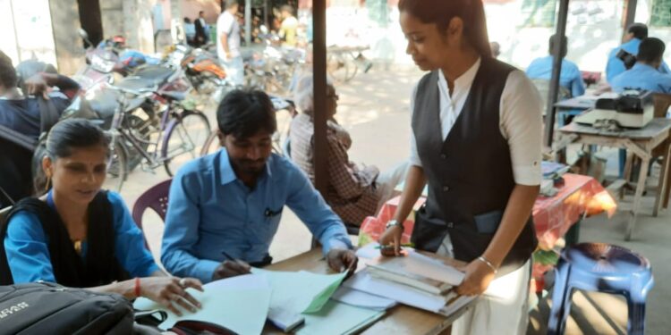 প্রতারণা ঠেকাতে কাটোয়ায় ল’ক্লার্কদের মধ্যে চালু হল পোশাকবিধি
