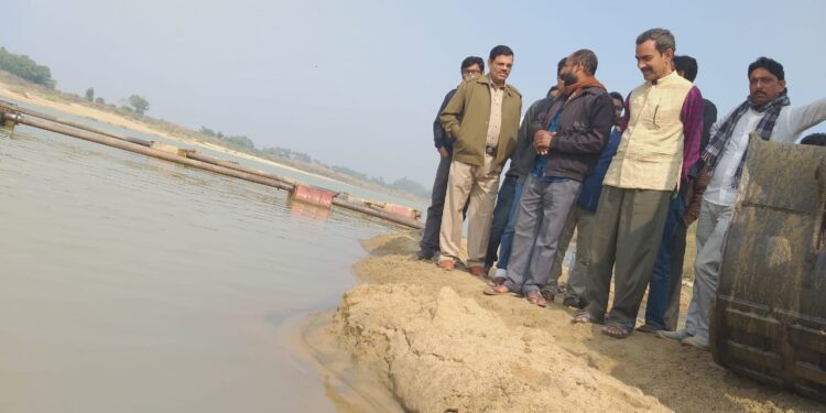 মঙ্গলকোটে লোচন দাস সেতুর কাছে যন্ত্র দিয়ে বালি তোলার অভিযোগ, খতিয়ে দেখলো প্রশাসন