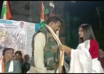 ডিউটিরত অবস্থায় দলীয় কর্মসূচিতে সম্বর্ধনা নিয়ে বিপাকে বর্ধমানের ট্রাফিক ওসি