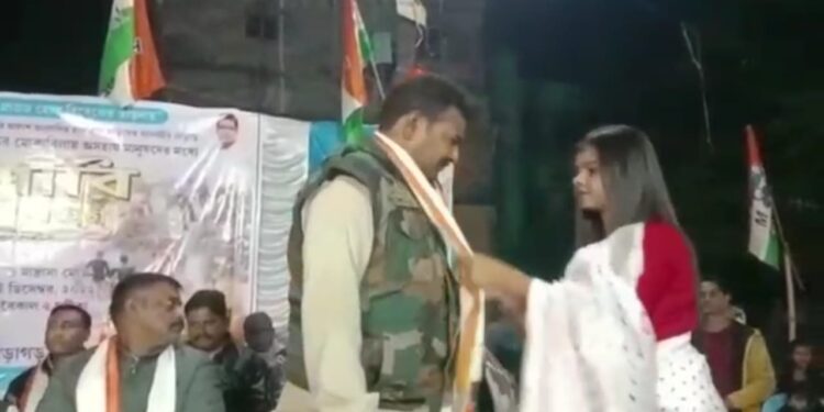 ডিউটিরত অবস্থায় দলীয় কর্মসূচিতে সম্বর্ধনা নিয়ে বিপাকে বর্ধমানের ট্রাফিক ওসি