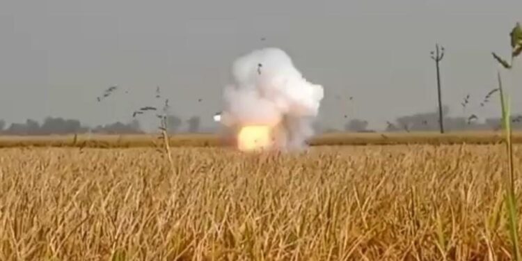 গলসির ধানের জমিতে জারিকেন ভর্তি বোমা উদ্ধার, আতঙ্কিত গ্রামবাসী