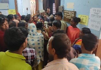 প্রধানমন্ত্রী আবাস যোজনার তালিকা থেকে নাম বাদ যাওয়ায় বিক্ষোভ ভাতার বিডিও অফিসে