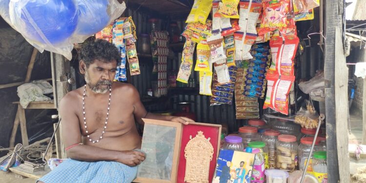 কষ্টে দিন কাটলেও মেলেনি শিল্পী ভাতা, রাষ্ট্রপতি পুরষ্কার পাওয়া ডোকরা শিল্পীর এখন ভরসা গুমটি দোকান