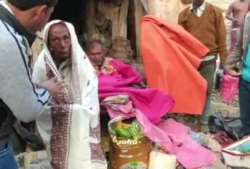 মানসিক প্রতিবন্ধী দুই সন্তানের মা দুঃস্থ বিধবা বৃদ্ধার দিকে সাহায্যের হাত বাড়িয়ে দিলেন কলেজ পড়ুয়ারা