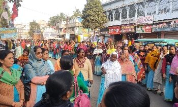 Bhatar : অঙ্গনওয়াড়ি ও আশাকর্মী নিগৃহীত হওয়ার ঘটনায় প্রতিবাদ মিছিল, সার্ভের কাজ থেকে অব্যাহতি চেয়ে বিডিওকে স্মারকলিপি