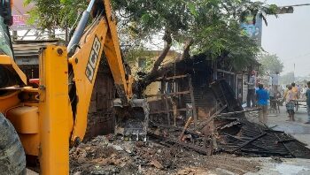 Katwa  : বাসস্ট্যান্ড সংলগ্ন এলাকায় সড়কপথের পাশে ফুটপাত জুড়ে থাকা দোকানগুলিতে বুলডোজার চালিয়ে দখলমুক্ত করল পুরসভা