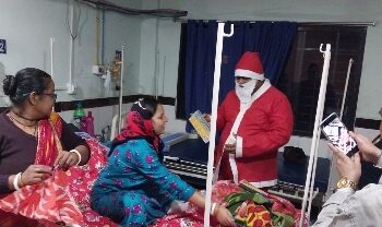 সান্ত ক্লজ সেজে হাসপাতালে এসে রোগীদের চমকে দিলে দুর্গাপুর হাসপাতালের অস্থি বিশেষজ্ঞ
