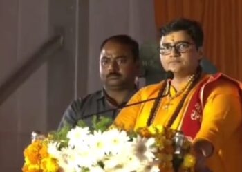 “হিন্দুদের উপর হামলাকারীদের বিরুদ্ধে ব্যবহার করার জন্য বাড়িতে ধারালো অস্ত্র রাখুন”- সাধ্বী প্রজ্ঞা