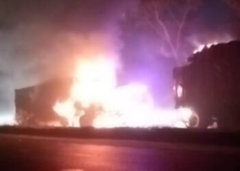 দুর্ঘটনার পর আগুন ধরে যাওয়া কয়লা বোঝাই লরিতে ঝলসে মৃত্যু খালাসীর