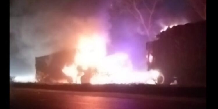 দুর্ঘটনার পর আগুন ধরে যাওয়া কয়লা বোঝাই লরিতে ঝলসে মৃত্যু খালাসীর