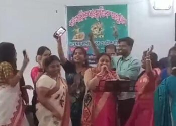 হাসপাতালের সভাগৃহে তারস্বরে বক্সের তালে  উদ্দাম নাচ নার্স ও স্বাস্থ্য কর্মীদের