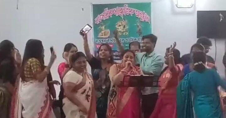 হাসপাতালের সভাগৃহে তারস্বরে বক্সের তালে  উদ্দাম নাচ নার্স ও স্বাস্থ্য কর্মীদের