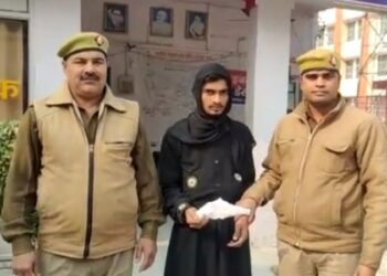 বোরখা পরিহিত এক পকেটমার যুবককে গ্রেফতার করল পুলিশ, উদ্ধার আগ্নেয়াস্ত্র