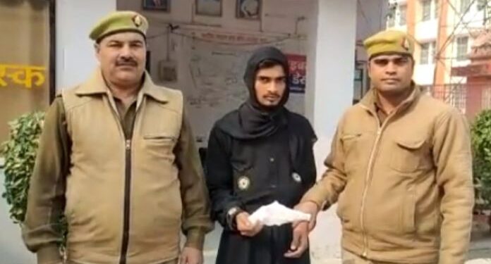 বোরখা পরিহিত এক পকেটমার যুবককে গ্রেফতার করল পুলিশ, উদ্ধার আগ্নেয়াস্ত্র