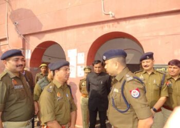 মথুরায় শ্রীকৃষ্ণ জন্মভূমি কমপ্লেক্সের  ইদগা ময়দানে হিন্দু মহাসভার হনুমান চালিসা পাঠের আহ্বানের ভিত্তিতে কড়া নিরাপত্তা