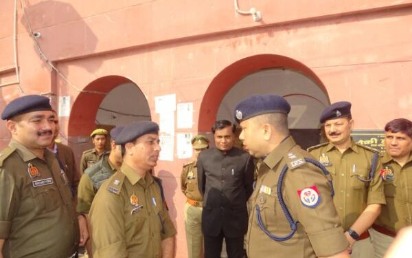 মথুরায় শ্রীকৃষ্ণ জন্মভূমি কমপ্লেক্সের ইদগা ময়দানে হিন্দু মহাসভার হনুমান চালিসা পাঠের আহ্বানের ভিত্তিতে কড়া নিরাপত্তা