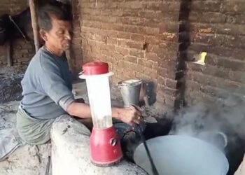 খোয়া ক্ষীর আর ছানার ব্যবসায় মন্দা, নেই সরকারি সাহায্য,দারিদ্রের সঙ্গে অসম যুদ্ধে বিপর্যস্ত মন্তেশ্বরের গোপালক পরিবার