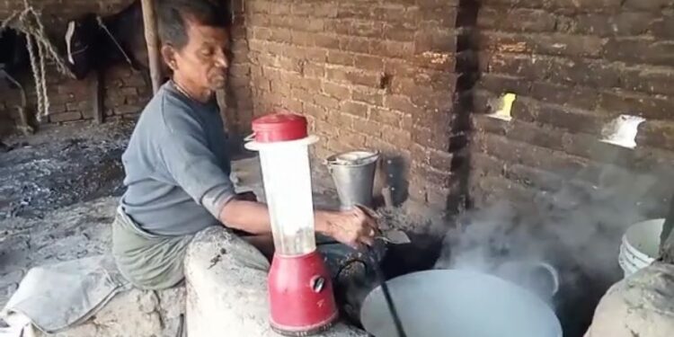 খোয়া ক্ষীর আর ছানার ব্যবসায় মন্দা, নেই সরকারি সাহায্য,দারিদ্রের সঙ্গে অসম যুদ্ধে বিপর্যস্ত মন্তেশ্বরের গোপালক পরিবার