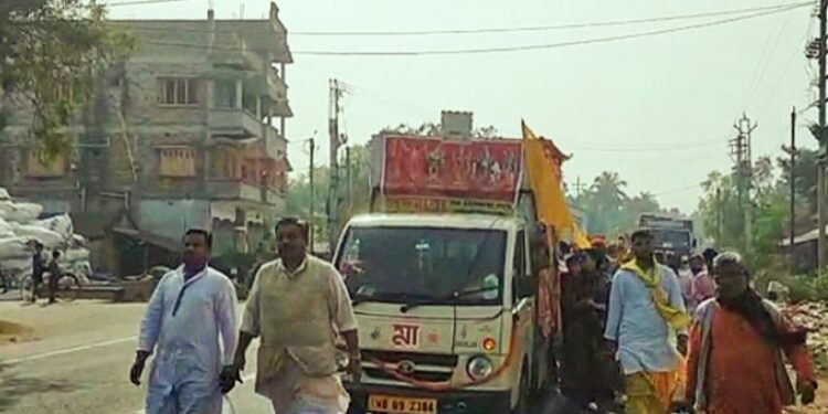 সদগুরু শ্রী শ্রীবিজয় কৃষ্ণ গোস্বামীর মূর্তি প্রতিষ্ঠা ঘিরে পদযাত্রার পরিসমাপ্তি হল নবদ্বীপে ধামে